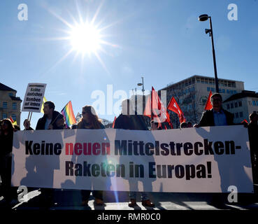 16. Februar 2019, Bayern, München: Demonstranten Aktionsbündnis beteiligen sich an der Demonstration gegen die Münchener Sicherheitskonferenz. Foto: Angelika Warmuth/dpa Stockfoto