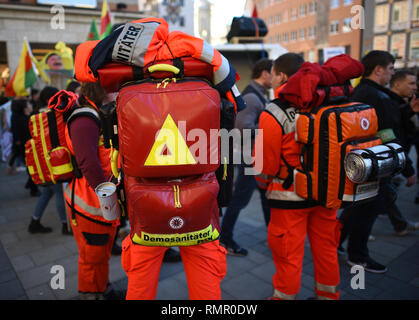 16. Februar 2019, Bayern, München: Demosan Sanitäter arbeiten bei der Demonstration der Aktion Bündnis gegen die Münchner Sicherheitskonferenz. Foto: Angelika Warmuth/dpa Stockfoto