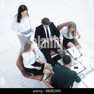 Ansicht von oben. Business Team, um Probleme zu diskutieren. Büroalltag. Stockfoto