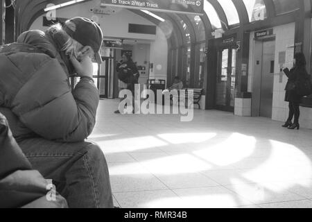 Einsamer Mann in Bahnhof in Summit, New Jersey, scheinbar verlassenen. Stockfoto