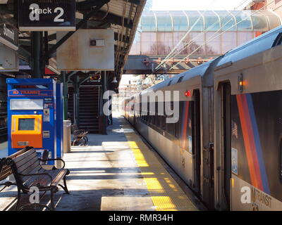 New Jersey Transit Regen warten in der Summit, New Jersey, Station, bevor sie nach New York City fahren. Stockfoto