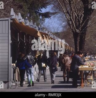 PUESTOS DE LIBROS EN LA CUESTA DE MOYANO INAUGURADA EN 1925. Lage: CUESTA DE MOYANO. Spanien. Stockfoto