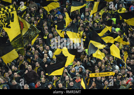 LONDON. UK 13. FEBRUAR Borussia Dortmund Fans in guter Stimme während der UEFA Champions League Match zwischen den Tottenham Hotspur und Ballspielverein Borussia 09 e.V. Dortmund im Wembley Stadion, London am Mittwoch, 13. Februar 2019. (Credit: Jon Bromley | MI Nachrichten & Sport Ltd) Stockfoto