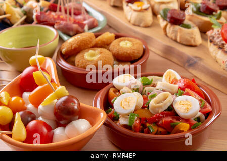 Kleine Häppchen auf Spieße mit Käse, Oliven und Würstchen. Tapas und Antipasti Essen Stockfoto