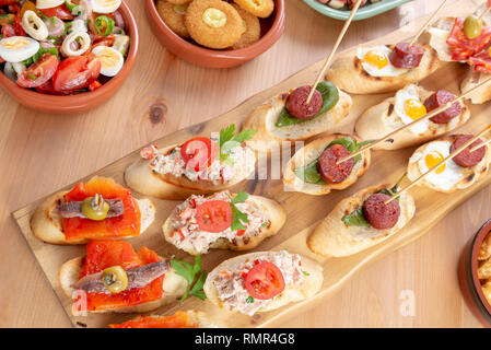 Blick von oben auf eine Vielzahl von Snacks - spanische Tapas oder italienische Antipasti Stockfoto