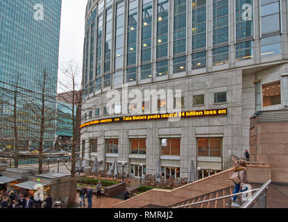 LONDON CANARY WHARF RESTAURANTS MIT MENSCHEN IN DER NÄHE DES REUTERS Gebäude 30 SOUTH COLONNADE Stockfoto