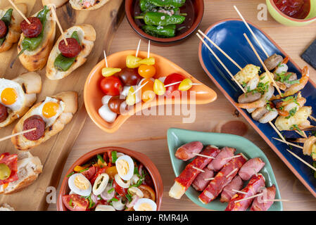 Blick von oben auf eine Vielzahl von Snacks - spanische Tapas oder italienische Antipasti Stockfoto