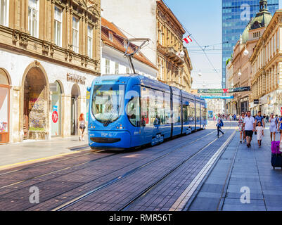 Platz Ban Josip Jelacic mit Touristen und Straßenbahnen an einem Sommertag in Zagreb. Stockfoto