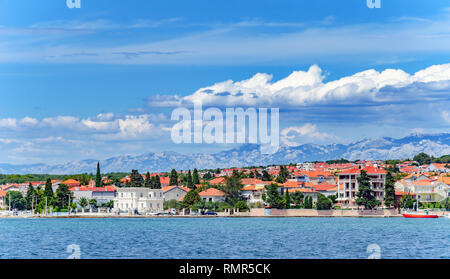 Blick vom Meer auf die Stadt Zadar in Kroatien. Stockfoto