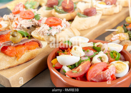 Kleine Vorspeisen am Spieß mit Käse, Oliven und Würstchen. Tapas und Antipasti Essen Stockfoto