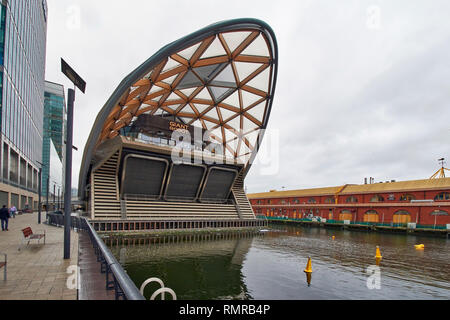 LONDON CANARY WHARF riesigen Roboter bauen IN NORDEN DOCK Stockfoto