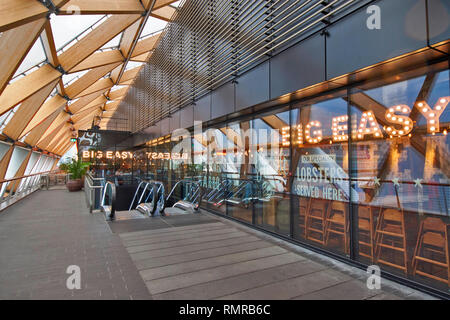 LONDON CANARY WHARF RIESIGEN ROBOTER CROSSRAIL, große überdachte Dachterrasse und BIG EASY RESTAURANT Stockfoto