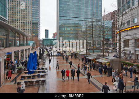 LONDON CANARY WHARF, PLAZA UND RESTAURANTS MIT MENSCHEN IN DER NÄHE DES REUTERS Gebäude 30 SOUTH COLONNADE Stockfoto