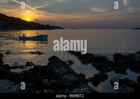 Fischerboot und romantischen Sonnenuntergang an der Adria Bucht in Kroatien in der Nähe von Rogoznica Stockfoto