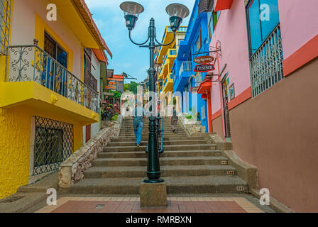 Touristen gehen auf den berühmten Las Penas Hill auch als Santa Ana Hill in der historischen Innenstadt von Guayaquil, Ecuador bekannt. Stockfoto