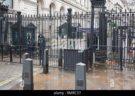 LONDON WHITEHALL POLIZEI WACHE AM EINGANG zur DOWNING STREET Stockfoto