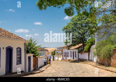 Street View der kopfsteingepflasterten Straßen der kolonialen Stadt Tiradentes in Minas Gerais, Brasilien Stockfoto