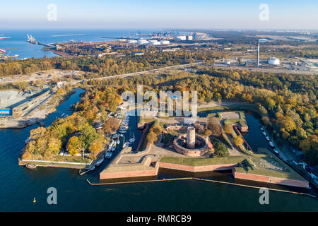 Mittelalterliche Wisloujscie Festung mit alten Leuchtturm Turm im Hafen von Danzig, Polen. Ein einzigartiges Denkmal der Festungsanlage funktioniert. Luftbild bei Sonnenuntergang Stockfoto
