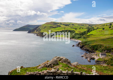 Nordküste, eine Bucht und einen kleinen Hafen in County Antrim, Nordirland, Großbritannien, der Blick von Torr Head, Ballycastle Stockfoto