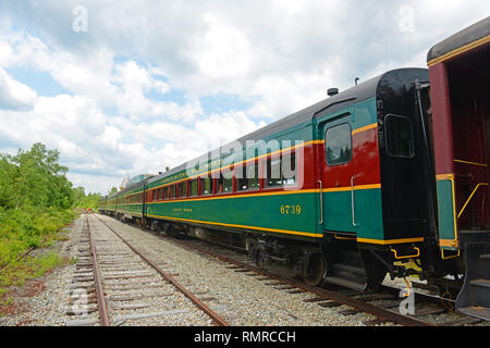 Conway Scenic Railroad Passenger Train im Crawford Notch Station in White Mountains, New Hampshire, USA. Stockfoto