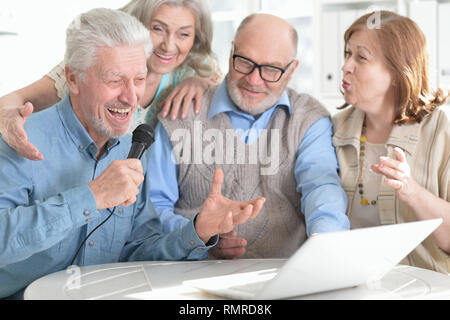 Porträt von zwei ältere Ehepaare lesen Zeitung Stockfoto