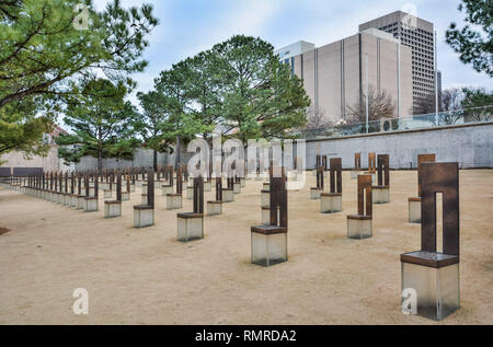 Oklahoma City, Oklahoma, Vereinigte Staaten von Amerika - 18. Januar 2017. Oklahoma City National Memorial in Oklahoma City, OK, mit leeren Stuhl Skulptur Stockfoto