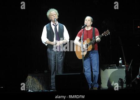 Der Sänger und Songwriter Duo von Art Garfunkel und Paul Simon angezeigt werden gemeinsam auf einer Bühne während einer "live"-Konzert aussehen. Stockfoto