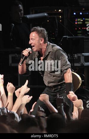 Sänger, Songwriter und Gitarrist Bruce Springsteen wird gezeigt auf der Bühne während einer "live"-Konzert aussehen. Stockfoto