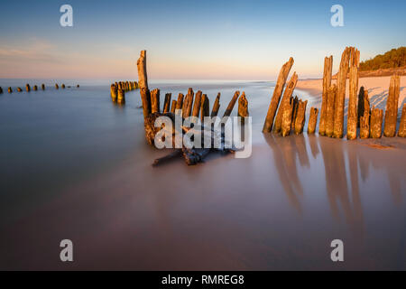 Einsätze auf die Ostsee bei Sonnenuntergang, Karwia Dorf, Polen Stockfoto