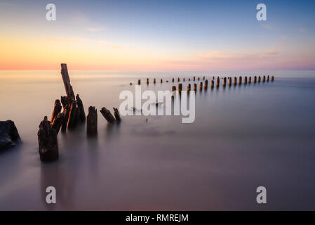 Einsätze auf die Ostsee bei Sonnenuntergang, Karwia Dorf, Polen Stockfoto