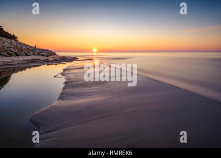 Sonnenuntergang über der Ostsee. Sandstrand in Karwia Dorf. Polen Stockfoto