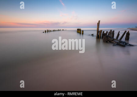 Einsätze auf die Ostsee bei Sonnenuntergang, Karwia Dorf, Polen Stockfoto