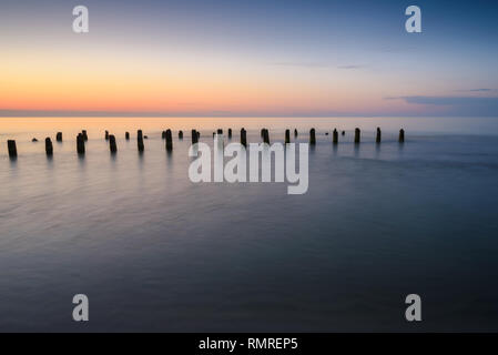 Einsätze auf die Ostsee bei Sonnenuntergang, Karwia Dorf, Polen Stockfoto