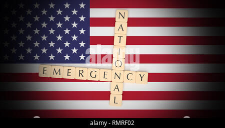 USA Politik Nachrichten Konzept: Buchstabensteine nationaler Notstand auf der US-Flagge, 3D-Darstellung Stockfoto