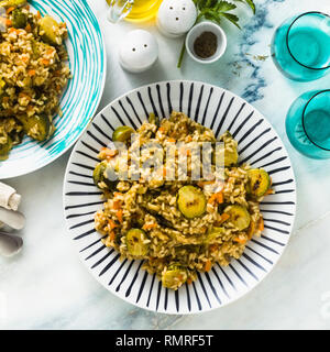 Feder Risotto auf einem Marmortisch mit Gewürzen und Olivenöl Stockfoto