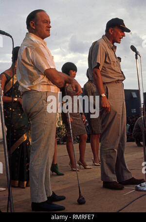 Anita Bryant und Bob Hope besuchen Sterben US-Soldaten in Vietnam - Anita Bryant & Bob Hope mit der USO-Tour während des Vietnam Krieges reiste Stockfoto