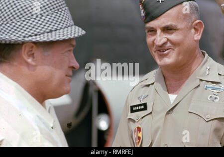 Anita Bryant und Bob Hope besuchen Sterben US-Soldaten in Vietnam - Anita Bryant & Bob Hope mit der USO-Tour während des Vietnam Krieges reiste Stockfoto