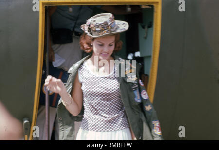 Anita Bryant und Bob Hope besuchen Sterben US-Soldaten in Vietnam - Anita Bryant & Bob Hope mit der USO-Tour während des Vietnam Krieges reiste Stockfoto