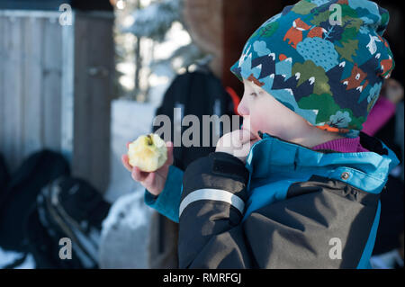 Schweden, Skifahren kann ein Mittel sein, eine entspannende Tätigkeit oder eine wettbewerbsfähige Winter Sport, in der die Teilnehmer verwendet Ski auf Schnee zu gleiten. Stockfoto