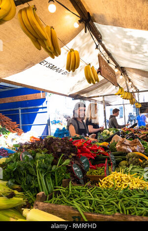 Amsterdam, Niederlande - 2 September, 2018: Blick von Organic Farmers Market in Amsterdam, mit einer Vielzahl von Produkten und Menschen sichtbar Stockfoto
