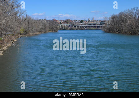 Blick auf den Fluss Potomoc von Theodore Roosevelt Island in Georgetown, Washington DC im Frühjahr Stockfoto