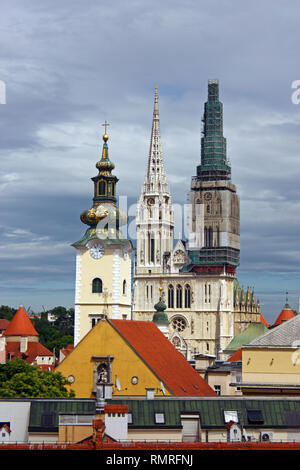 ZAGREB, KROATIEN - 12. JUNI 2013: Blick über die Dächer der Zagreber Kathedrale Türmen Stockfoto