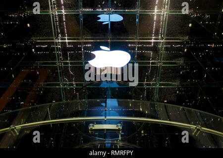 Die beleuchtete weiße Logo von Apple zu einem Flagship Store in der 5th Avenue in New York City bei Nacht. Stockfoto