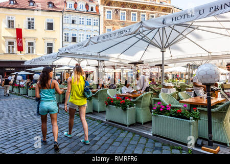 Zwei Prager Touristen, Frauen spazieren durch die Straßenbar U Prince, männlicher Namesti Platz, Prager Altstadt kleiner Platz Prag Tschechische Republik Stockfoto