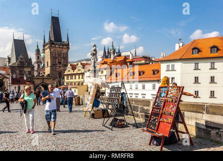 Prager Touristen auf der Karlsbrücke Prager Tourismus Tschechische Republik Europa Menschen Spaziergänge Händler auf der Prager Karlsbrücke Blick auf die Prager Mala Strana Landschaft Stockfoto