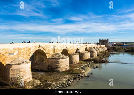 Cordoba, Spanien - Dez 2018: Römische Brücke von Cordoba mit Blick auf den Torre de la Calahorra Turm. Die Brücke wurde ursprünglich im frühen 1. Jahrhundert v. Chr. erbaut. Stockfoto