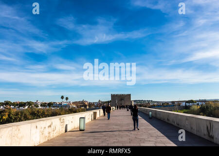 Cordoba, Spanien - Dez 2018: Römische Brücke von Cordoba mit Blick auf den Torre de la Calahorra Turm. Die Brücke wurde ursprünglich im frühen 1. Jahrhundert v. Chr. erbaut. Stockfoto