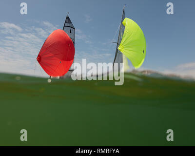 Eine Yacht segeln Vergangenheit während des Salcombe Stadt Regatta unter einem wunderschönen blauen Himmel. Stockfoto