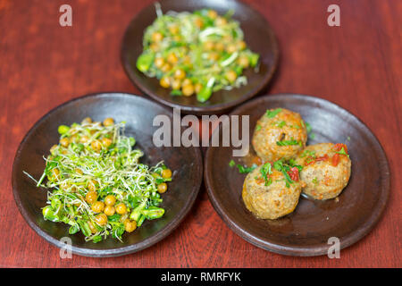 Vegetarisches Essen. Buchweizen Buchweizen und Salat Schnitzel. Burger. Gesundes Essen auf braunem Grund. Stockfoto