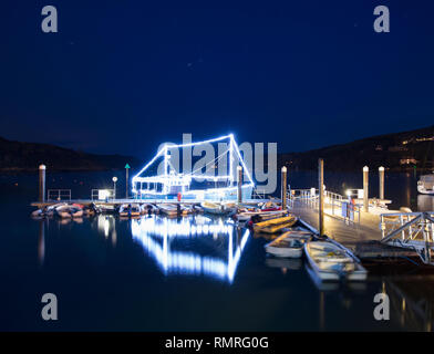 Ein Boot für Weihnachten in Salcombe Stadt durch Whitestrand Pontoon eingerichtet. Stockfoto